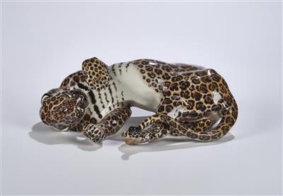 Leopardin "Zola" in liegender Haltung, Nymphenburg, - Sklo a porcelán