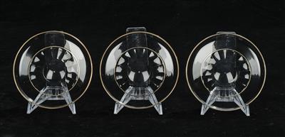 Lobmeyr Glasteile mit goldenem Lobmeyr-Signet, 18 Stück: - Vetri e porcellane