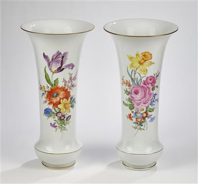 Paar elegante Vasen, Meißen um 1980, - Glas & Porzellan