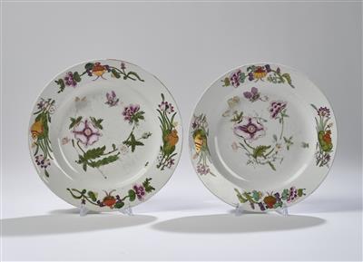 Paar Teller farbig und gold bemalt nach ostasiatischem Vorbild, Kaiserliche Manufaktur um 1750 - Sklo a porcelán
