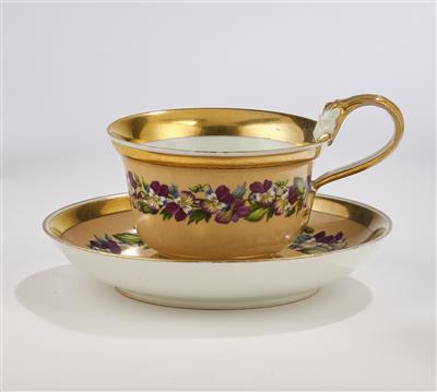 Tasse und Untertasse mit purpur Stiefmütterchen-Kränzen, Kaiserliche Manufaktur 1820, - Glas & Porzellan