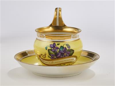 Tasse und Untertasse mit violetten Veilchenbuketts, Kaiserliche Manufaktur Wien 1823, 1827, - Glass and Porcelain