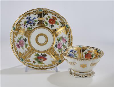 Teetasse mit Untertasse und bunten Blumen, Böhmen, - Sklo a porcelán