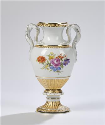 Vase mit Doppelschlangen Henkeln, Meißen um 1970, - Sklo a porcelán