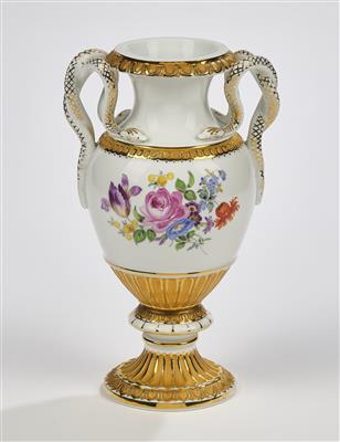 Weiße Vase mit Doppelschlangen-Henkeln, Meißen um 1980, - Sklo a porcelán