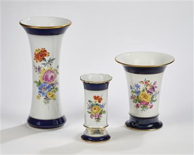 Weiße Vasen mit kobalt Bändern, 3 Stück, Meißen um 1980, - Glas & Porzellan