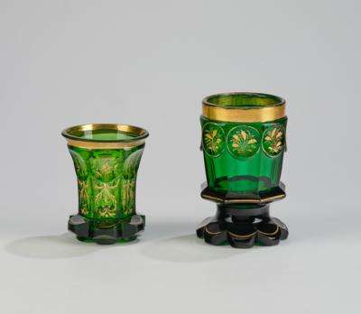 2 Sockelbecher grün-gold, Böhmen um 1840 und 1880, - Glass & Porcelain