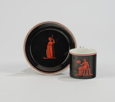 Meißen, Tasse und Untertasse mit antikisierenden Figuren im Etrusker-Stil, 1780, - Glas und Porzellan