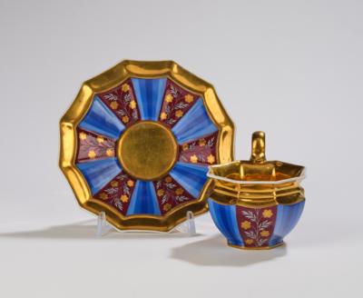 Oktogonale Tasse mit Untertasse, Kaiserliche Manufaktur Wien, 1823, - Glas und Porzellan