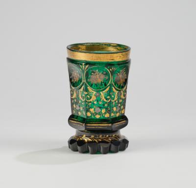 Sockelbecher grün-gold, Böhmen um 1880, - Glas und Porzellan