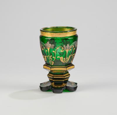 Sockelbecher grün-gold, Böhmen um 1880, - Glass & Porcelain