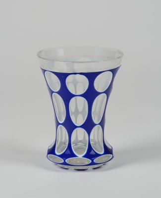 Sockelbecher mit königsblauem und weißem Emailüberfang, Böhmen um 1860, - Glass & Porcelain
