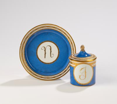 Tasse mit Deckel und Untertasse mit goldenem Monogramm J. U., Kaiserliche Manufaktur Wien, 1802, - Glas und Porzellan