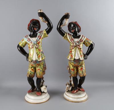 Paar Knaben halten mit der Rechten und mit der Linken Füllhörner als Tischlampen, - Glass & Porcelain