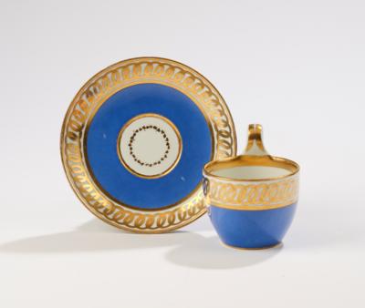 Tasse und Untertasse mit goldenem Schlingenfries, Kaiserliche Manufaktur Wien, 1823, - Trouvaillen aus Glas & Porzellan