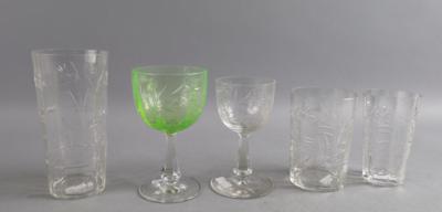 Wien um 1918, Trinkservice, Glas farblos und hellgrün, 37 Teile: - Trouvaillen aus Glas & Porzellan
