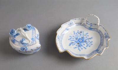 Blattschale Länge 20 cm und Herzdose mit Blütenzweig Höhe 9,5 cm, Herend um 1980, - Sklo a porcelán