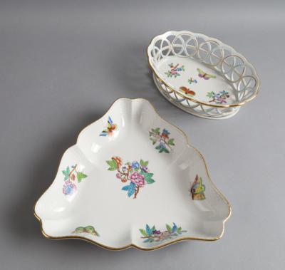 Brotkorb Höhe 5,5 cm, Länge 21 cm, dreieckige Schale Höhe 5 cm, Dm. 25 cm, Herend "Victoria" um 1970, - Sklo a porcelán