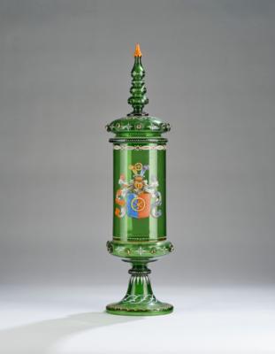Grüner Deckelpokal mit Wappen und Freiherren Krone, Böhmen um 1890, - WEIHNACHTS-AUKTION Glas & Porzellan