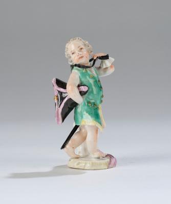 Kleiner Kavalier trägt Dreispitz unter dem rechten Arm, aus der Serie kleine verkleidete Amoretten, Meißen um 1775, - Glass and Porcelain