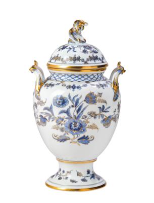 Deckelvase mit 'blau-weiß-goldenem Dekor', - Sklo a porcelán