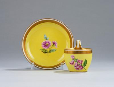 Blumen-Tasse mit Blumen-Untertasse, Kaiserl. Manufaktur, Wien 1827, - Glass and Porcelain