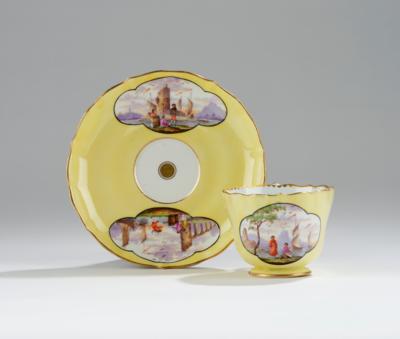 Tasse mit Untertasse mit Kauffahrtei Dekor, Meissen 19. Jahrhundert, - Glass and Porcelain