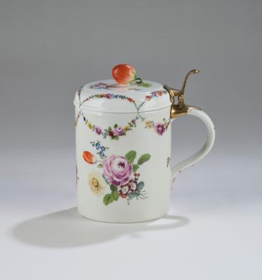 Porzellan-Humpen mit Erdbeerknauf und Gelbmetallmontierung, Meißen um 1760, - Glass and Porcelain