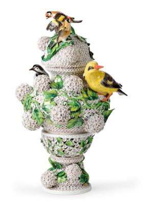 Prachtvolle Deckelvase mit Schneeballblüten und Vogelkäfig mit kleinem gelben Vogel, Meißen, 2. Hälfte 19. Jh., - Vetri e porcellane
