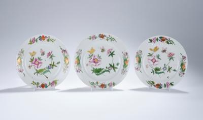 Drei Teller mit ostasiatischem Dekor, Kaiserliche Porzellanmanufaktur, Wien um 1750/60, - Sklo a porcelán