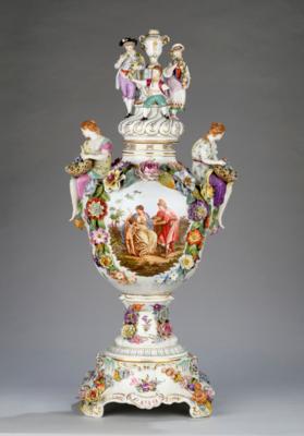 Prunkdeckelvase auf Sockel, - Glass and Porcelain