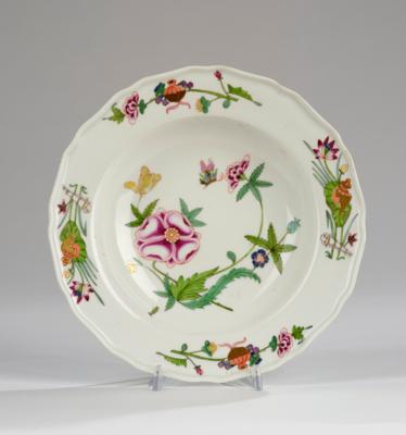 Tiefer Teller mit ostasiatischem Dekor, Kaiserliche Manufaktur, Wien um 1765/70, - Sklo a porcelán