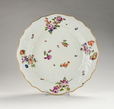 Großer tiefer Teller, Kaiserliche Porzellanmanufaktur, Wien um 1770/80, - Sklo a porcelán