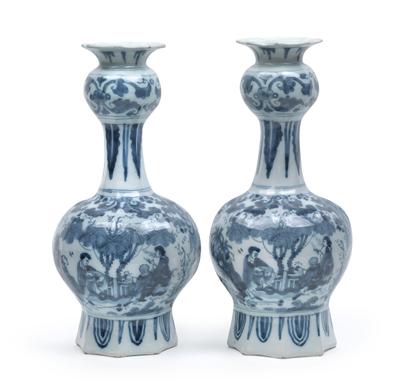 A pair of vases, - Antiques: Clocks, Metalwork, Asiatica, Faience, Folk art, Sculptures