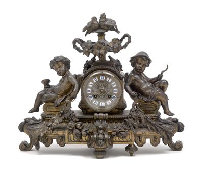 A Historism Period mantel clock - Antiques: Clocks, Metalwork, Asiatica, Faience, Folk art, Sculptures