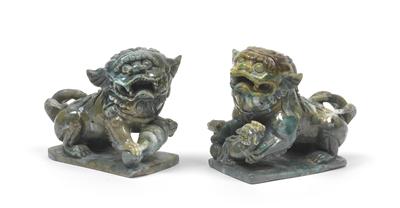 Two Chinese lions, - Antiques: Clocks, Metalwork, Asiatica, Faience, Folk art, Sculptures