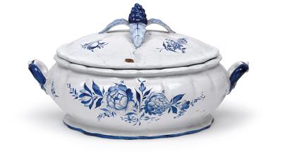 A tureen with cover, - Antiques: Clocks, Sculpture, Faience, Folk Art
