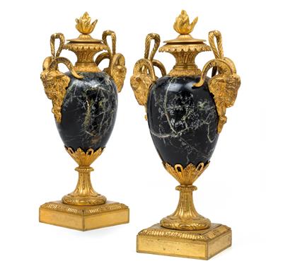 Paar Dekorationsvasen, - Antiquitäten (Uhren, Skulpturen, Metallarbeiten, Fayencen, Volkskunst, Silber)