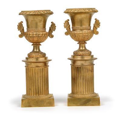 A pair of vases, - Antiquariato - orologi, sculture, maioliche, arte popolare