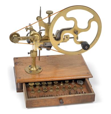 A clockmaker‘s machine gear wheel cutter - Antiquariato - orologi, sculture, maioliche, arte popolare