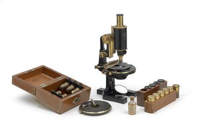 A Carl Zeiss Microscope - Orologi, metalli lavorati, arte popolare e ceramica faentina, sculture  +Strumenti scientifici e globi d'epoca
