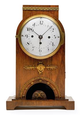 A neoclassical commode clock - Orologi, metalli lavorati, arte popolare e ceramica faentina, sculture  +Strumenti scientifici e globi d'epoca