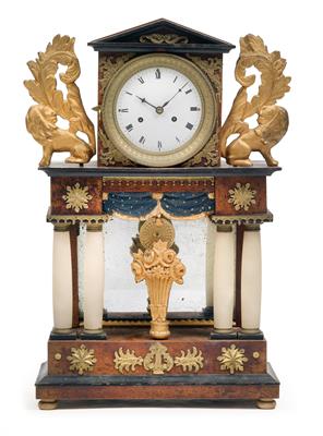 A small Empire commode clock - Orologi, metalli lavorati, arte popolare e ceramica faentina, sculture  +Strumenti scientifici e globi d'epoca