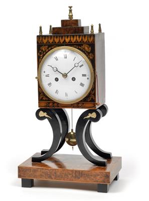A small Empire commode clock - Orologi, metalli lavorati, arte popolare e ceramica faentina, sculture  +Strumenti scientifici e globi d'epoca