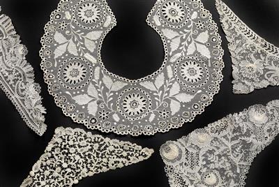 A bundle of lace collars, - Orologi, metalli lavorati, arte popolare e ceramica faentina, sculture  +Strumenti scientifici e globi d'epoca