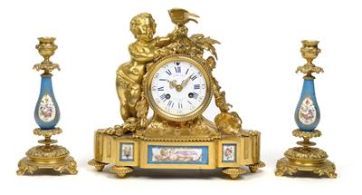 A neoclassical bronze mantle clock with candlesticks - Orologi, metalli lavorati, arte popolare e ceramica faentina, sculture  +Strumenti scientifici e globi d'epoca