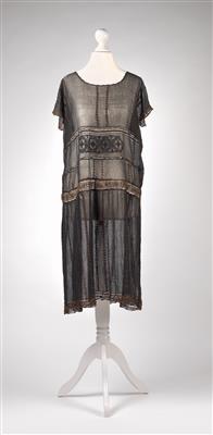 A dress, - Antiquariato - orologi, sculture, maioliche, arte popolare