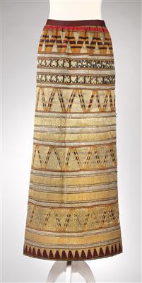 A skirt, - Antiquariato - orologi, sculture, maioliche, arte popolare