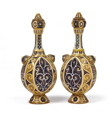 A pair of bottle vases with stoppers, - Antiquariato - orologi, sculture, maioliche, arte popolare