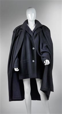Issey Miyake – a coat with cape, - Antiquariato - orologi, sculture, maioliche, arte popolare